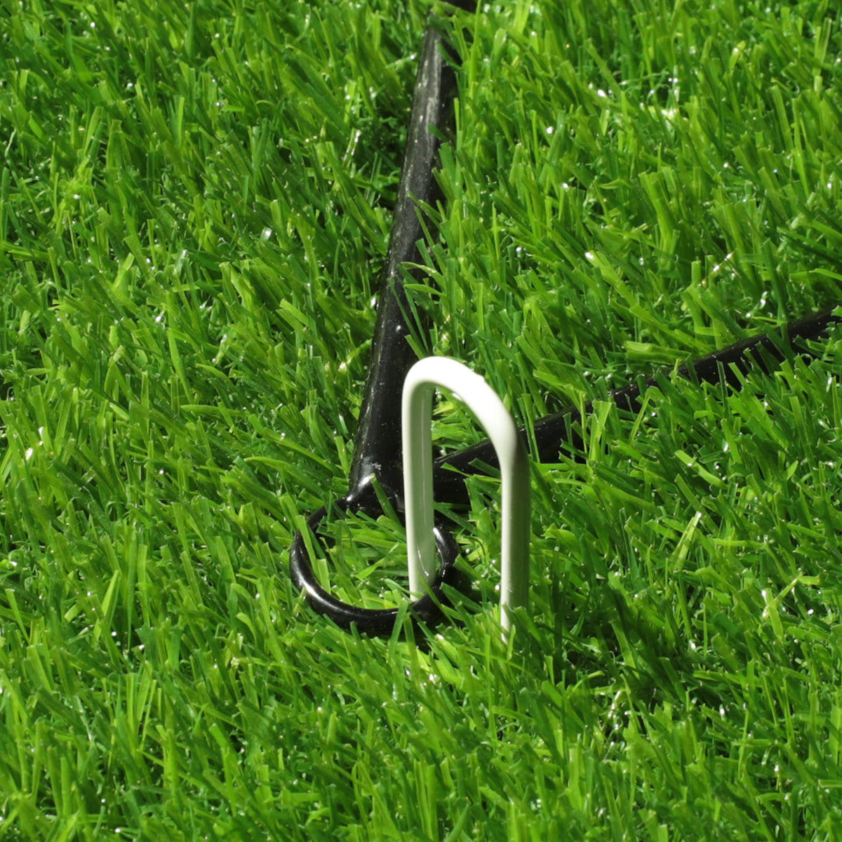 The Christmas rooster can be fixed to the ground.